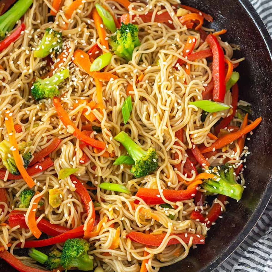 vegtable low mein in bowl